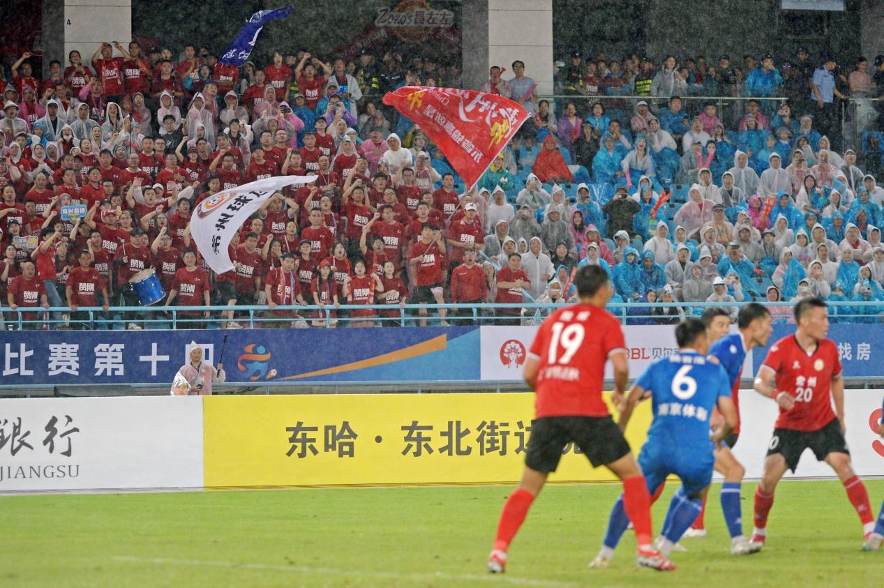 東哈·東北街邊燒烤店被網(wǎng)友調(diào)侃為常州賽區(qū)“最小牌”贊助商。常州市委宣傳部供圖