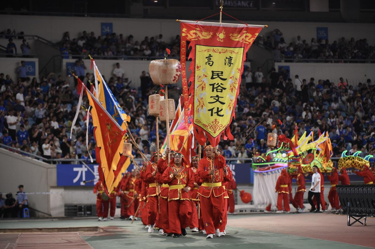 “蘇超”淘汰賽南京主場對陣連云港，賽前舉行當(dāng)?shù)孛袼孜幕寡?。劉建民攝