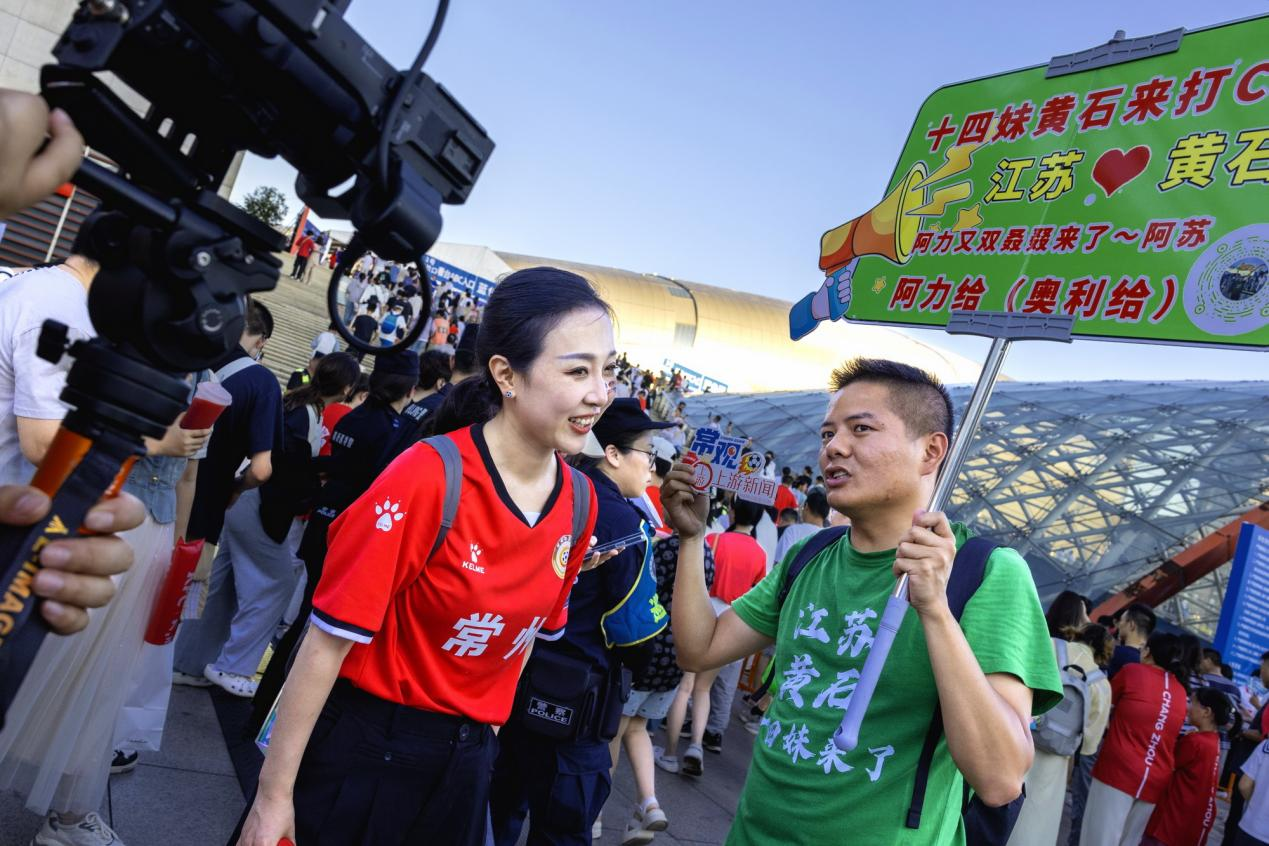 8月16日，常州主場對陣鎮(zhèn)江，來自湖北黃石的球迷來常州觀賽。沈立群攝