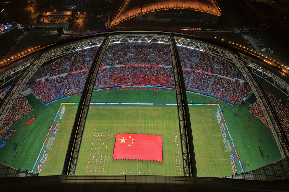 10月7日，“蘇超”淘汰賽1/4決賽南通隊(duì)主場對陣淮安隊(duì)，南通體育會展中心頂蓋打開。許叢軍攝